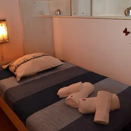 Apartman Pino דירה *