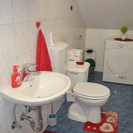Apartman Pino דירה *
